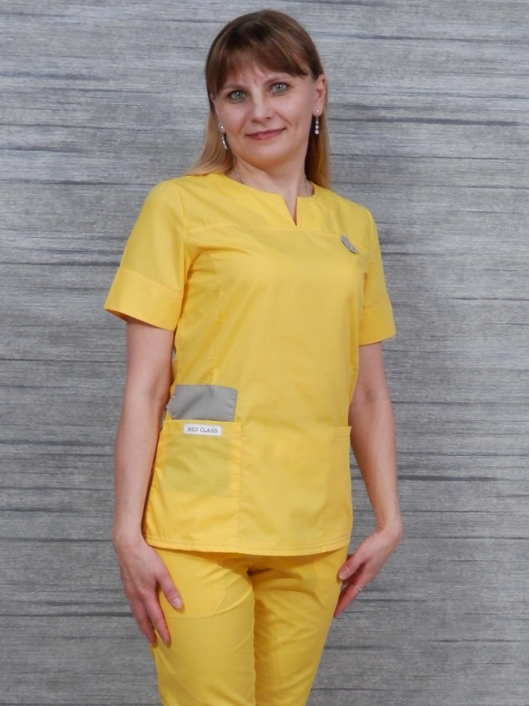 Желтый хирургический костюм